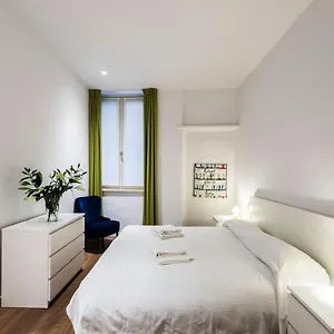 Via Valverde 4 *