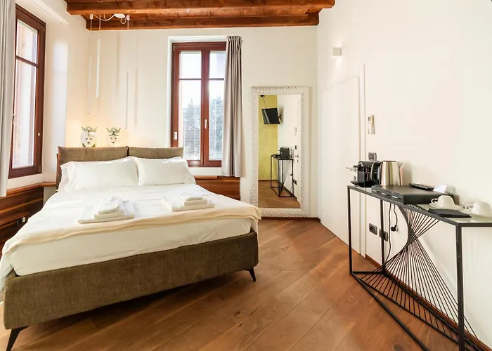 La Finestra Sul Ponte By Postcardsfrom Bed & Breakfast Verona photo