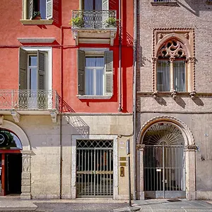 Affittacamere Tra Piazza Erbe E Piazza Bra Raffinata Maison *