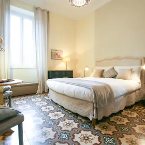Le Flaneur - Vintage 3*